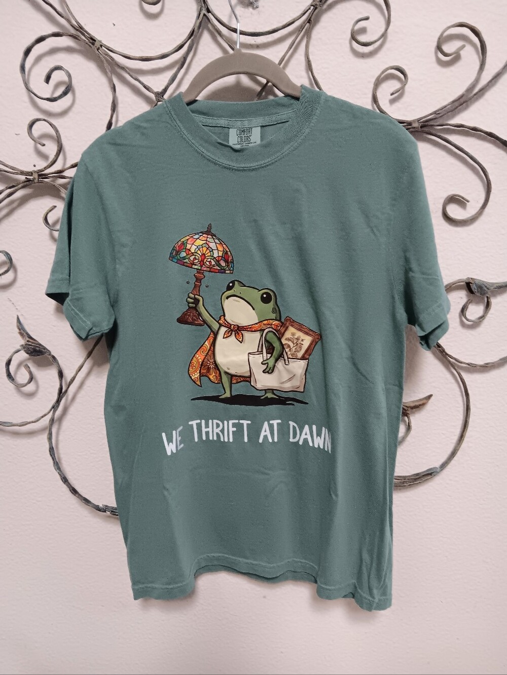 Comfort Colors NWOT all-cotton green "We Thrift At Dawn "frog graphic tee, Small